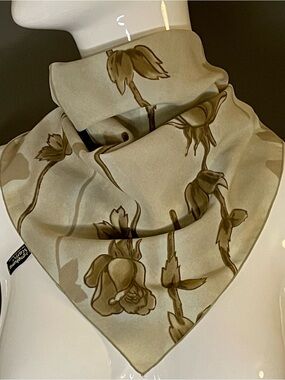 Vintage 70s Symphony Rosebud Scarf 19 In Sq Excellent Condition